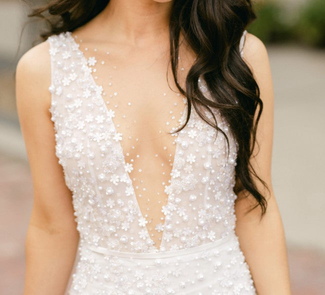 C2022-SV320 - robe de mariée transparente sans manches à motif floral et col en V
