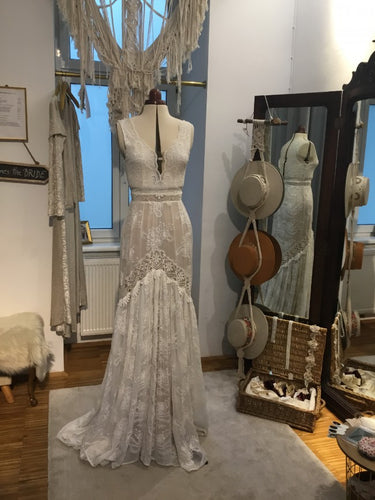 C2022-BH001 - sleeveless bohemian lace wedding gown