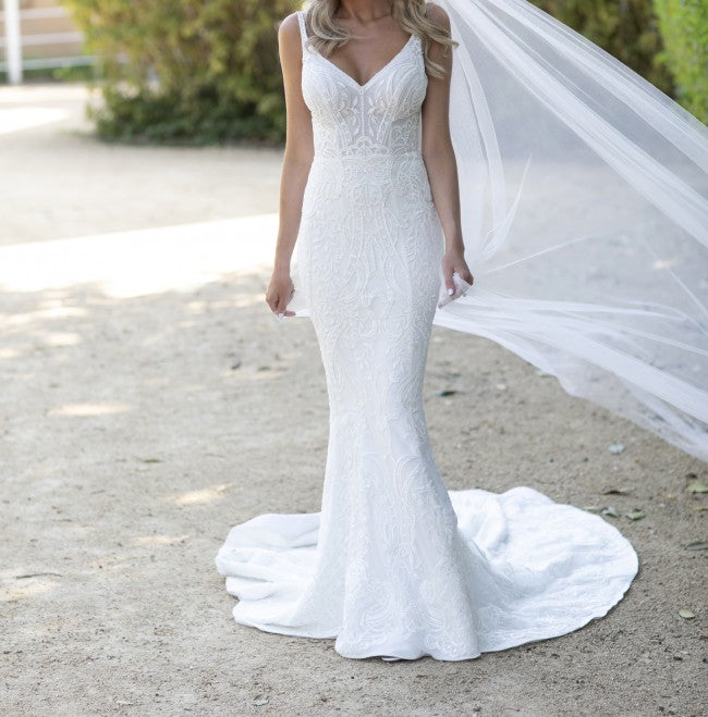 C2022-be882 backless v-neck embroidered wedding gown with straps