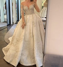 C2022-SLS009 - Vestido de novia de manga larga con escote ilusión transparente y cuentas