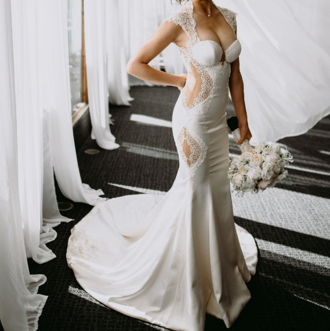 C2022-SS911 - Robe de mariée sexy en dentelle à mancherons transparents