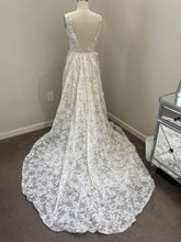C2022-SV551 - Vestido de novia de encaje sin mangas con cuello en V y falda desmontable