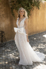 C2022-SV553: vestido de novia sexy, sin mangas, con escote en V profundo y lazo.