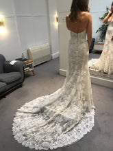 C2022-SL668 Vestido de novia de encaje sin tirantes con cola catedral