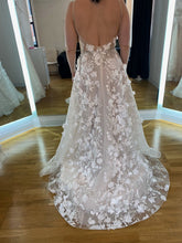 C2022-SV464 Vestido de novia de corte bajo, sin mangas, estilo acampanado y con cuello en V