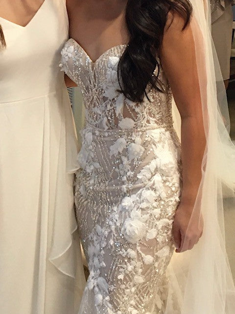 C2022-Sff39 strapless fit-and-flare 3d flower motif wedding gown