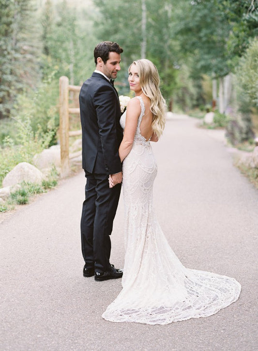 C2022-BF878 - Robe de mariée sexy ajustée et évasée à col en V et perles