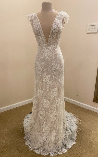 C2022-VF004 robe de mariée sexy ajustée à col en v avec manches en plumes