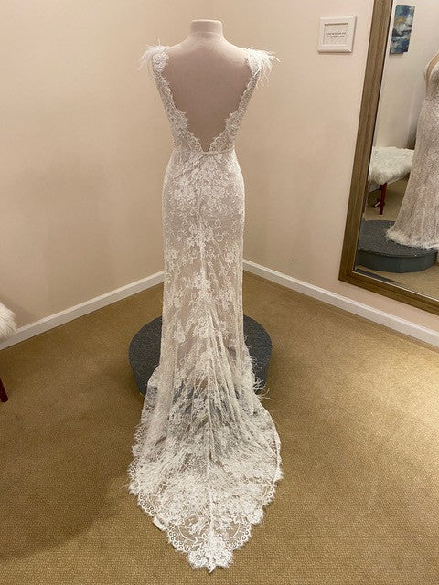 C2022-VF004 robe de mariée sexy ajustée à col en v avec manches en plumes