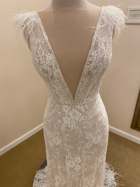 C2022-VF004 robe de mariée sexy ajustée à col en v avec manches en plumes