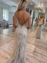 C2022-FB771 Vestido de novia sin espalda con escote en V y flecos de pedrería con tirantes