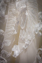 C2022-AL022 - Vestido de novia evasé con tirantes finos y motivo floral