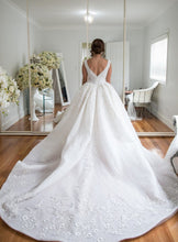 C2022-sbg202 vestido de novia sin mangas con pedrería y escote abierto.