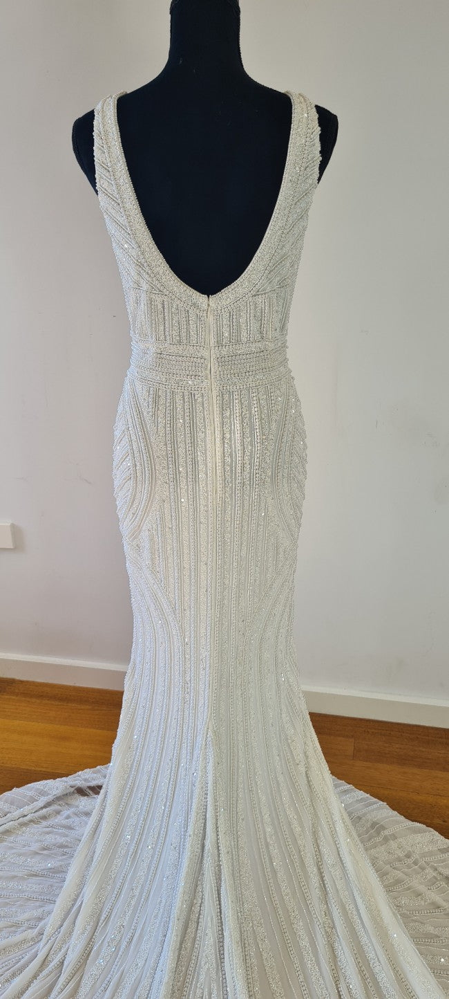 C2023-svb888 - Robe de mariée sexy sans manches à col en V et perles