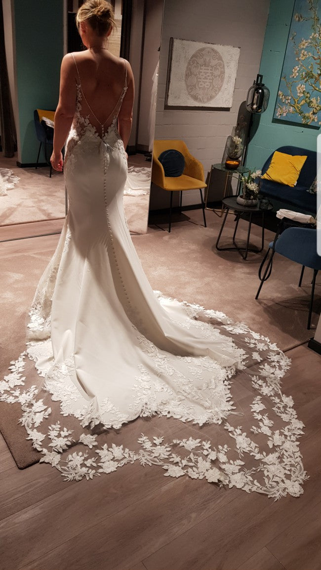 C2023-BS553 robe de mariée sexy dos nu avec corsage de perles et bretelles spaghetti