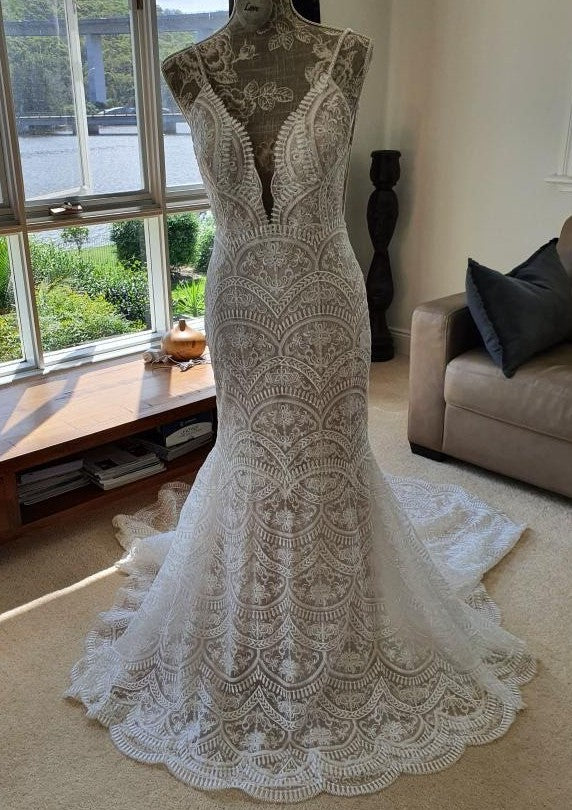 Robe de mariée sexy en dentelle, col en v, avec bretelles spaghetti, C2023-SSV610