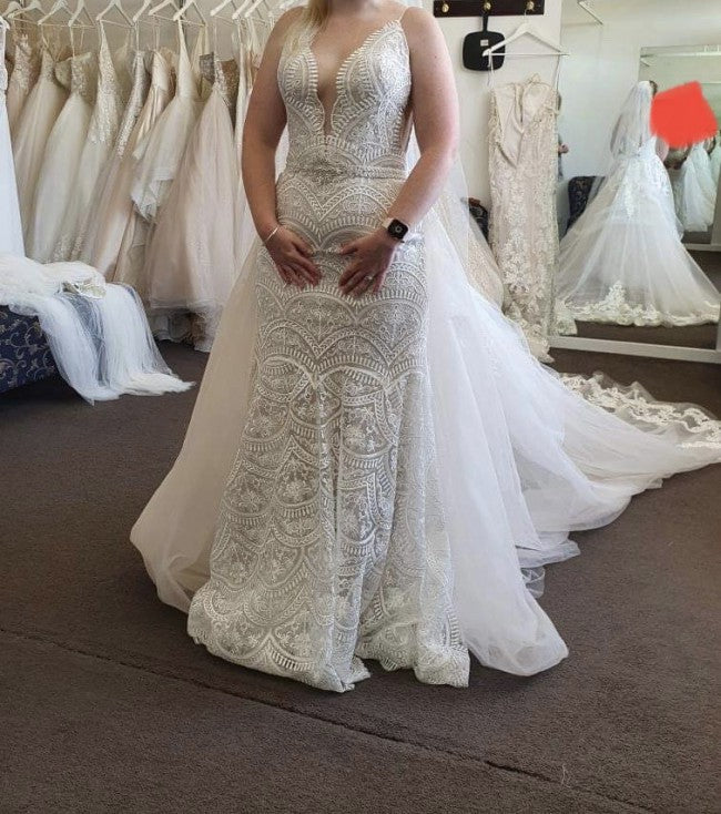 Robe de mariée sexy en dentelle, col en v, avec bretelles spaghetti, C2023-SSV610