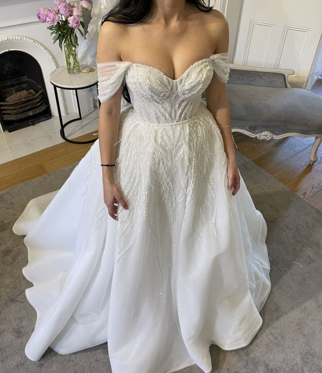 C2023-OS704 robe de mariée évasée à épaules dénudées et perles avec traîne amovible