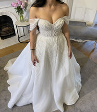 C2023-OS704 Vestido de novia ajustado a vuelo con hombros descubiertos y pedrería y cola desmontable