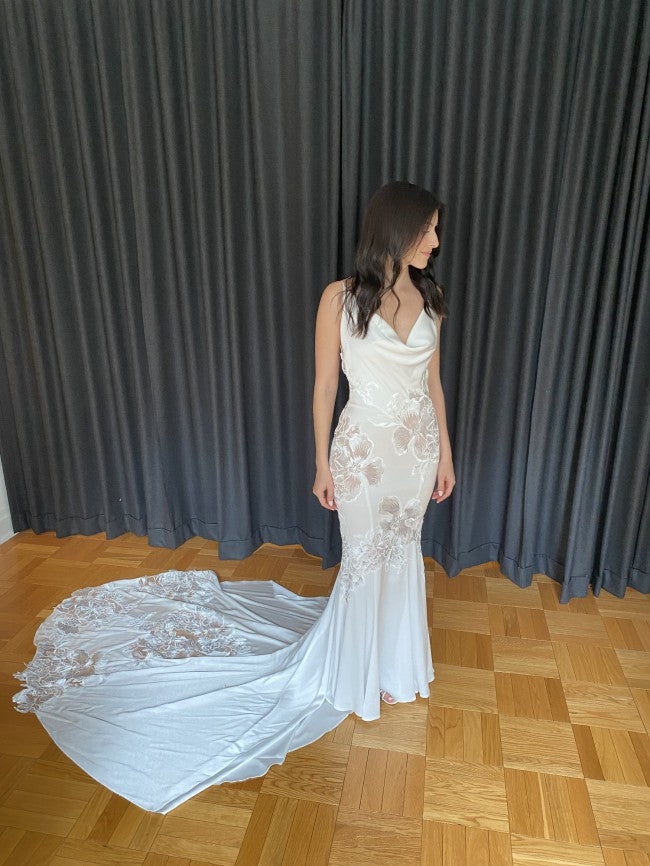 Robe de mariée ajustée sans manches à col bénitier C2023-cn71