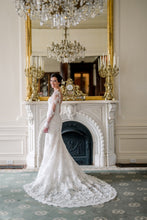C2023-L410b - Vestido de novia transparente de encaje y manga larga con cola catedral