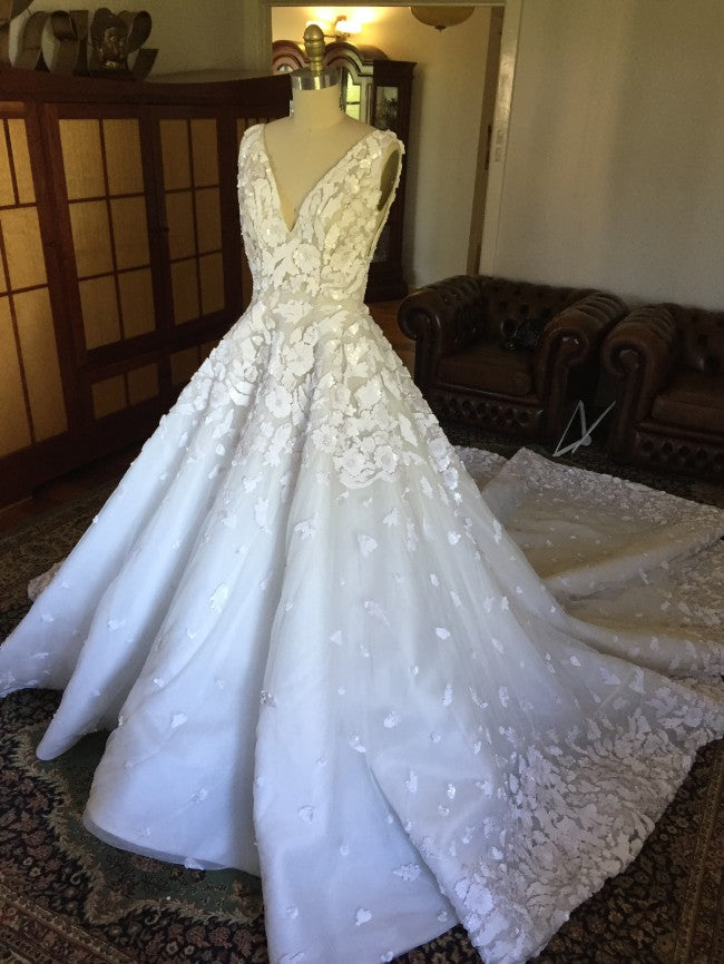 C2023-AL302d - robe de mariée trapèze sans manches à col en V et traîne cathédrale