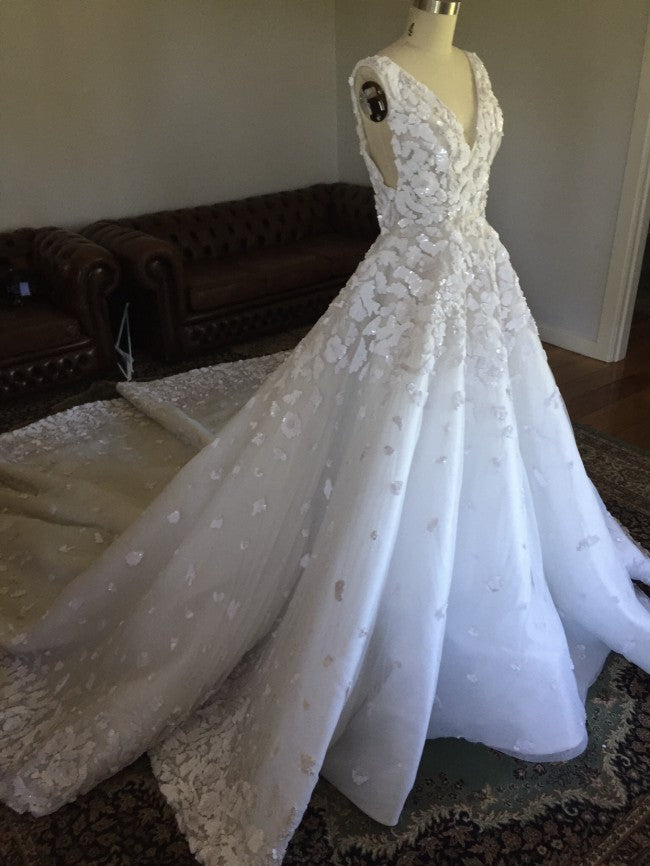 C2023-AL302d - robe de mariée trapèze sans manches à col en V et traîne cathédrale