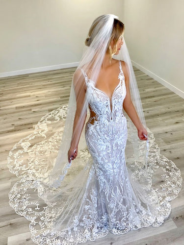 C2023-BL717f - Vestido de novia de encaje adornado con pedrería, tirantes y velo catedral