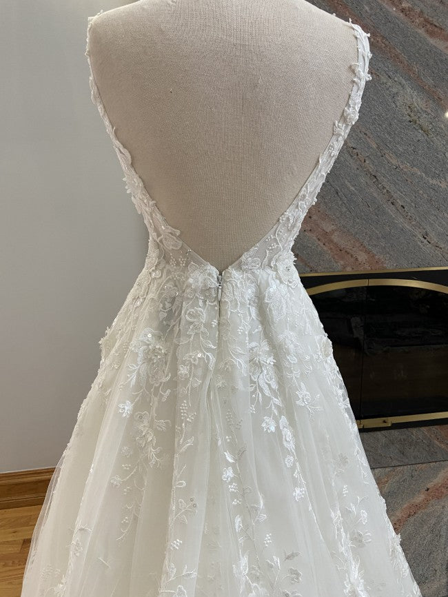 C2023-SAF22b - vestido de novia línea A de encaje con pedrería y cuello en V sin mangas