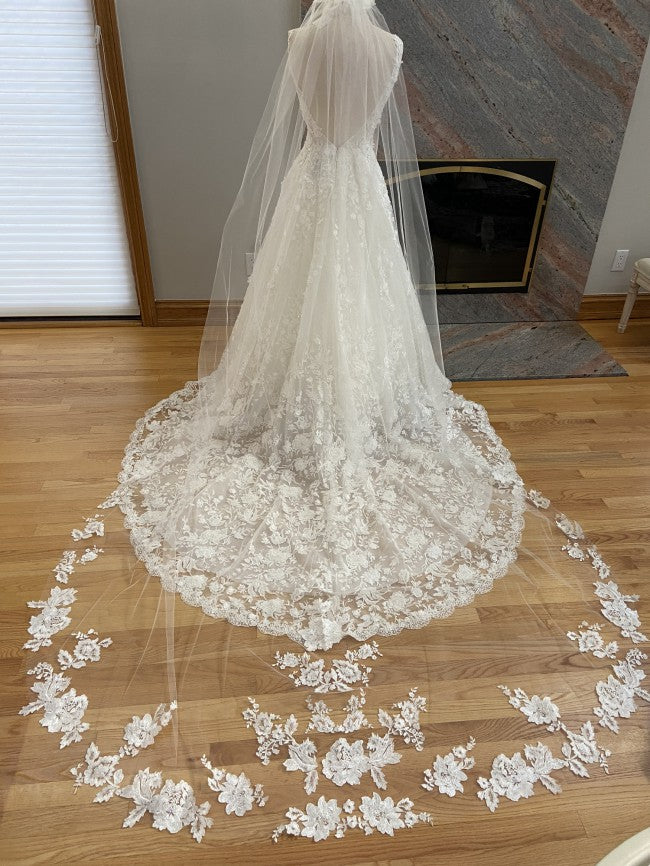 C2023-SAF22b - vestido de novia línea A de encaje con pedrería y cuello en V sin mangas