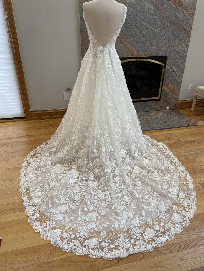 C2023-SAF22b - vestido de novia línea A de encaje con pedrería y cuello en V sin mangas