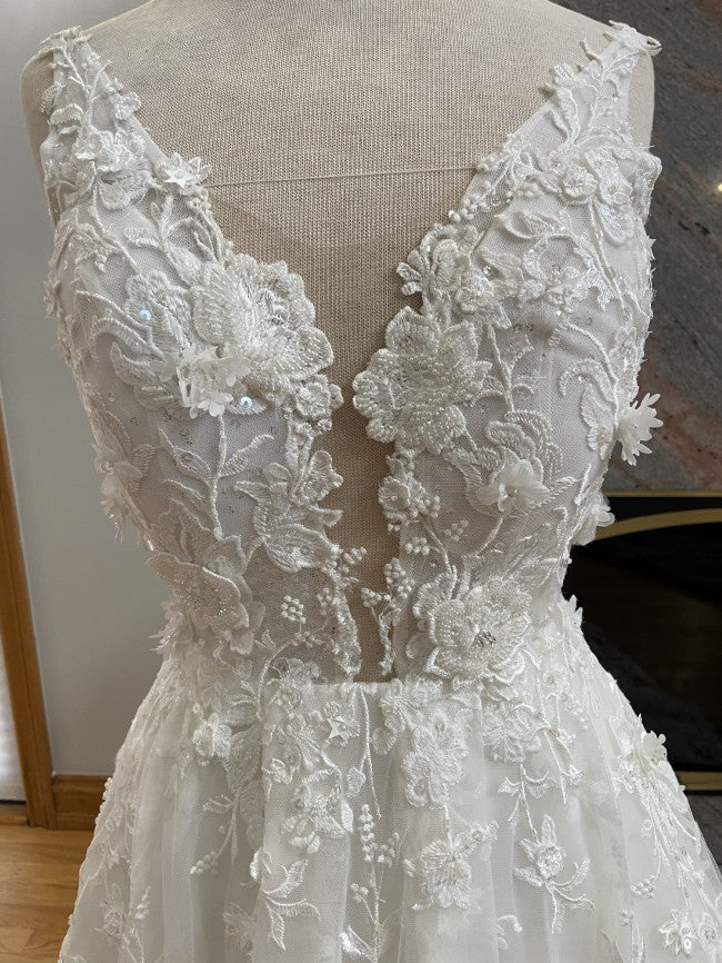 C2023-SAF22b - vestido de novia línea A de encaje con pedrería y cuello en V sin mangas