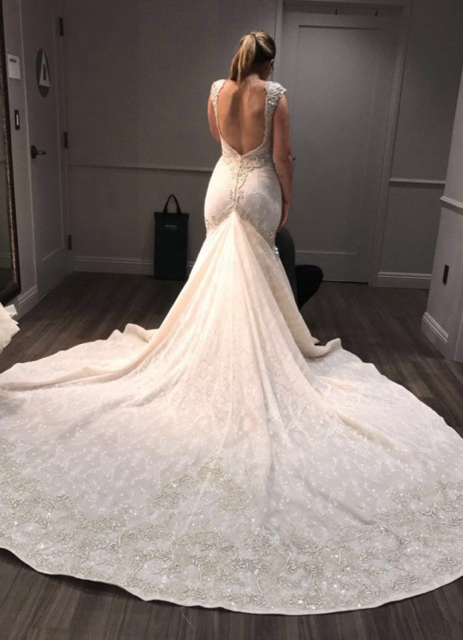 C2023-CS42C robe de mariée ajustée et évasée à col en V avec mancherons et traîne cathédrale