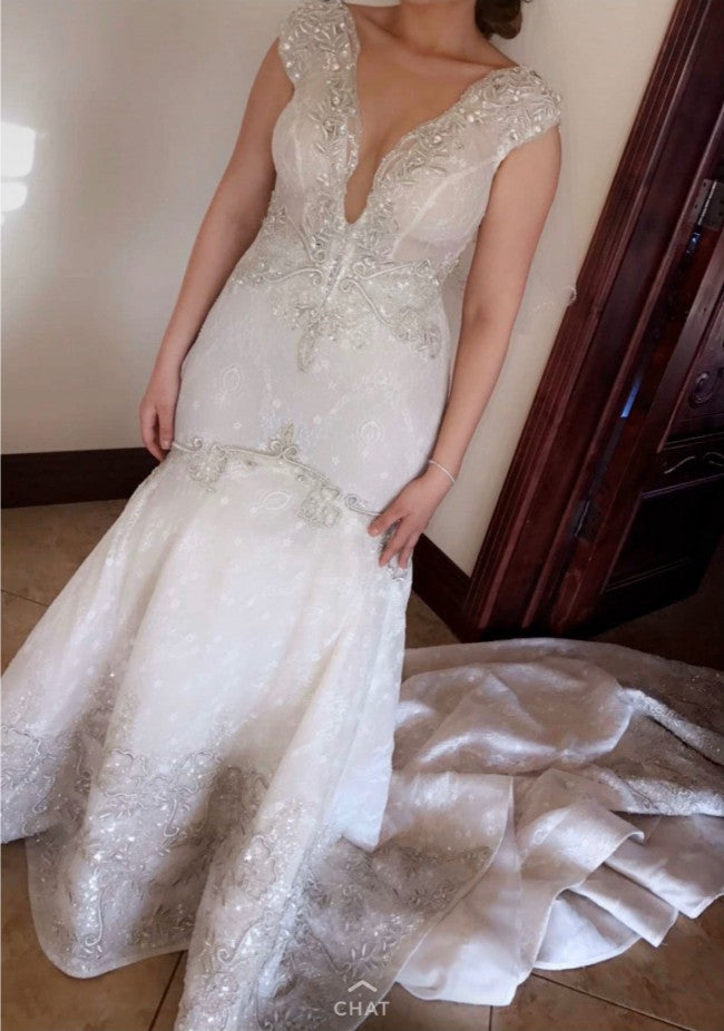 C2023-CS42C robe de mariée ajustée et évasée à col en V avec mancherons et traîne cathédrale