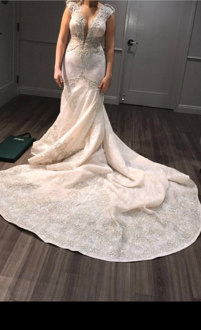 C2023-CS42C robe de mariée ajustée et évasée à col en V avec mancherons et traîne cathédrale