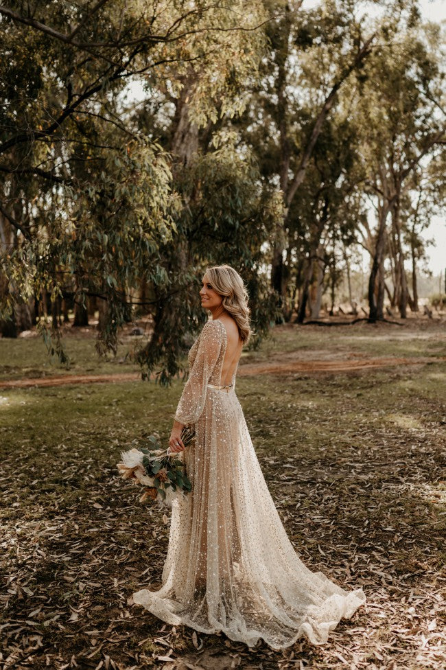 C2023-LL694 - Robe de mariée transparente à manches longues et col en V perlé