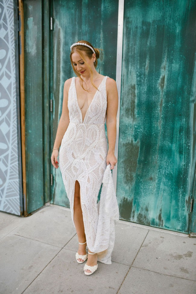 C2023-SV92F - vestido de novia sexy sin mangas con escote en V profundo y pedrería