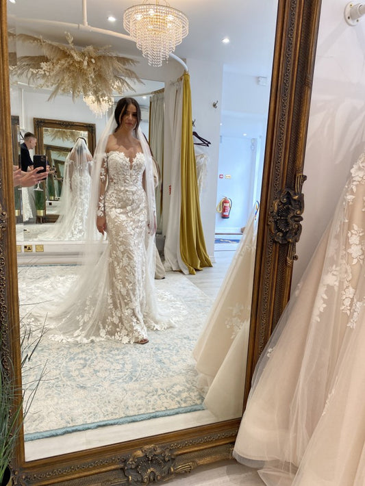 Robe de mariée couture à manches longues et épaules dénudées 