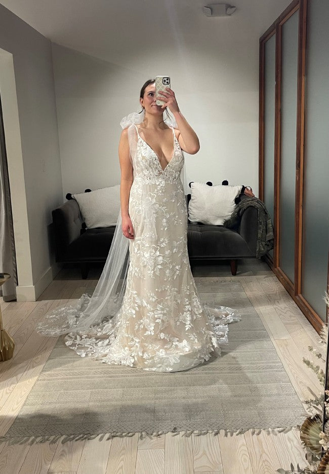 C2022-BL554 Robe de mariée en dentelle dos nu avec ligne de décolleté en V profond
