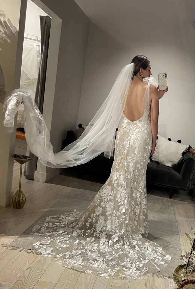C2022-BL554 Robe de mariée en dentelle dos nu avec ligne de décolleté en V profond