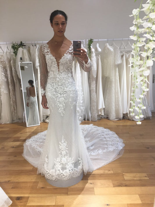C2022-SLS 776 Robe de mariée en dentelle transparente à manches longues et col en V