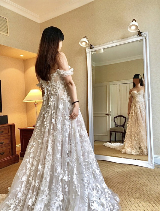 Robe de mariée trapèze à épaules dénudées avec détail floral 