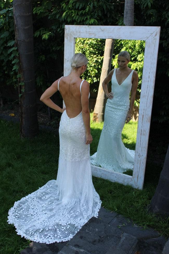 C2022-008 - Vestido de novia escote pico, espalda descubierta y cola 