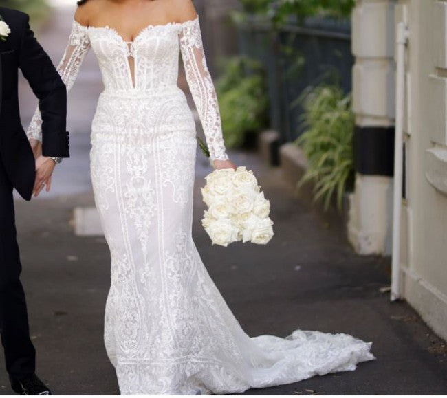 C2022-OTS272 - Robe de mariée ajustée à manches longues et épaules dénudées