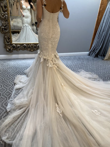 C2022-bff090 Lace fit to flare wedding gown