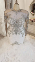 C2022-SLS69: vestido de novia de talla grande, entallado y con vuelo, con pedrería, escote ilusión transparente, mangas largas y adornos brillantes