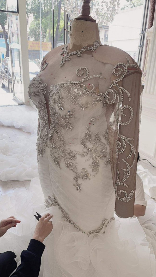 C2022-SLS69: vestido de novia de talla grande, entallado y con vuelo, con pedrería, escote ilusión transparente, mangas largas y adornos brillantes