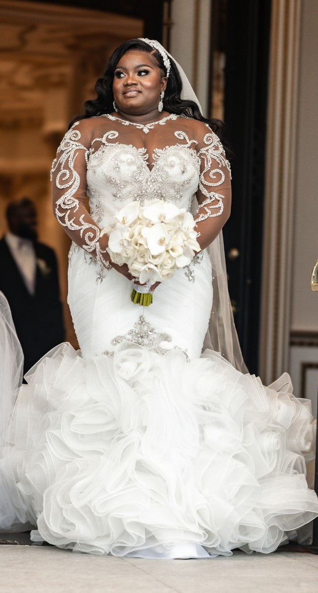 C2022-SLS69: vestido de novia de talla grande, entallado y con vuelo, con pedrería, escote ilusión transparente, mangas largas y adornos brillantes
