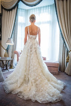 C2022-AL022 - Vestido de novia evasé con tirantes finos y motivo floral