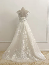 C2022-O997 Vestido de novia corte a con manga corta 